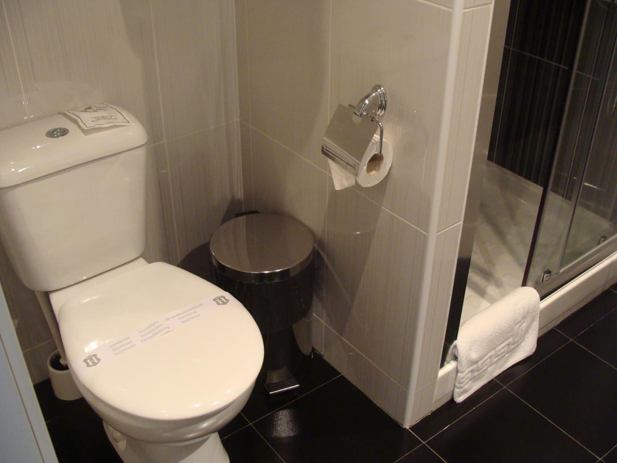 Equipamiento de Habitación Hostal JQ Madrid 1