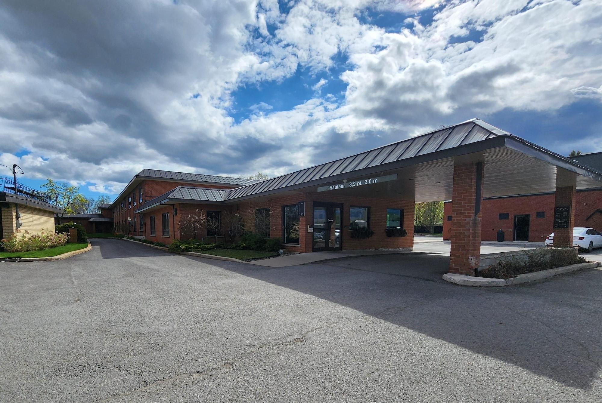Vista Exterior Ramada by Wyndham Laval