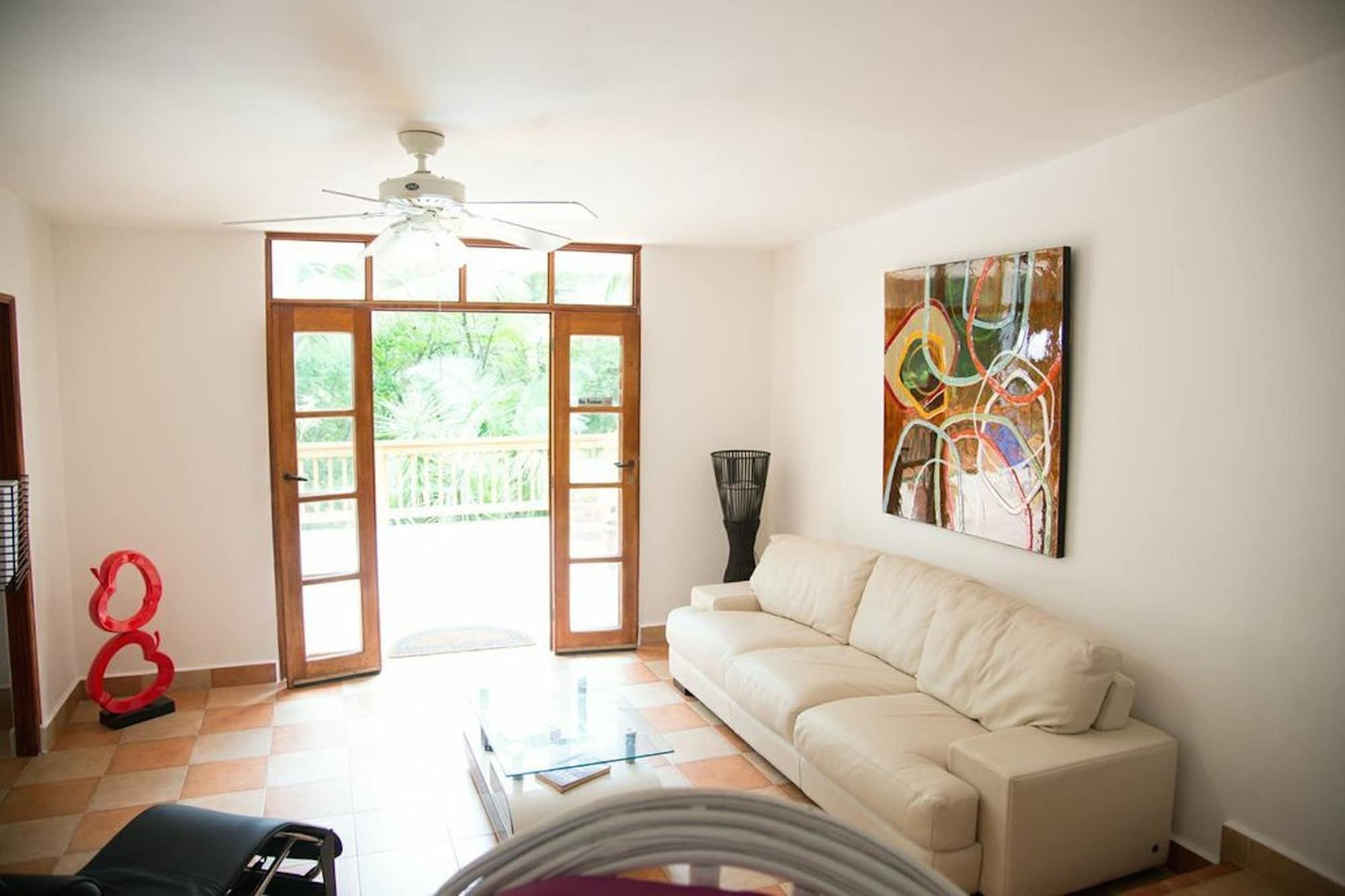 Varios Contadora Island Inn B&B