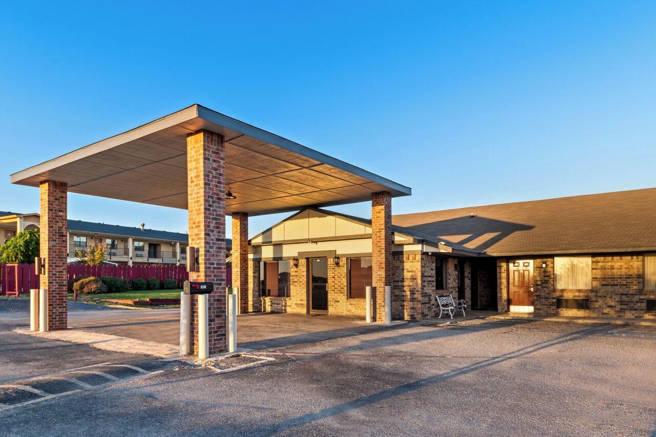 Vista Exterior Scottish Inn Decatur