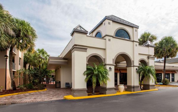 Days Inn & Suites by Wyndham Orlando Airport - Hoteles cerca de Cerca del Aeropuerto en Orlando