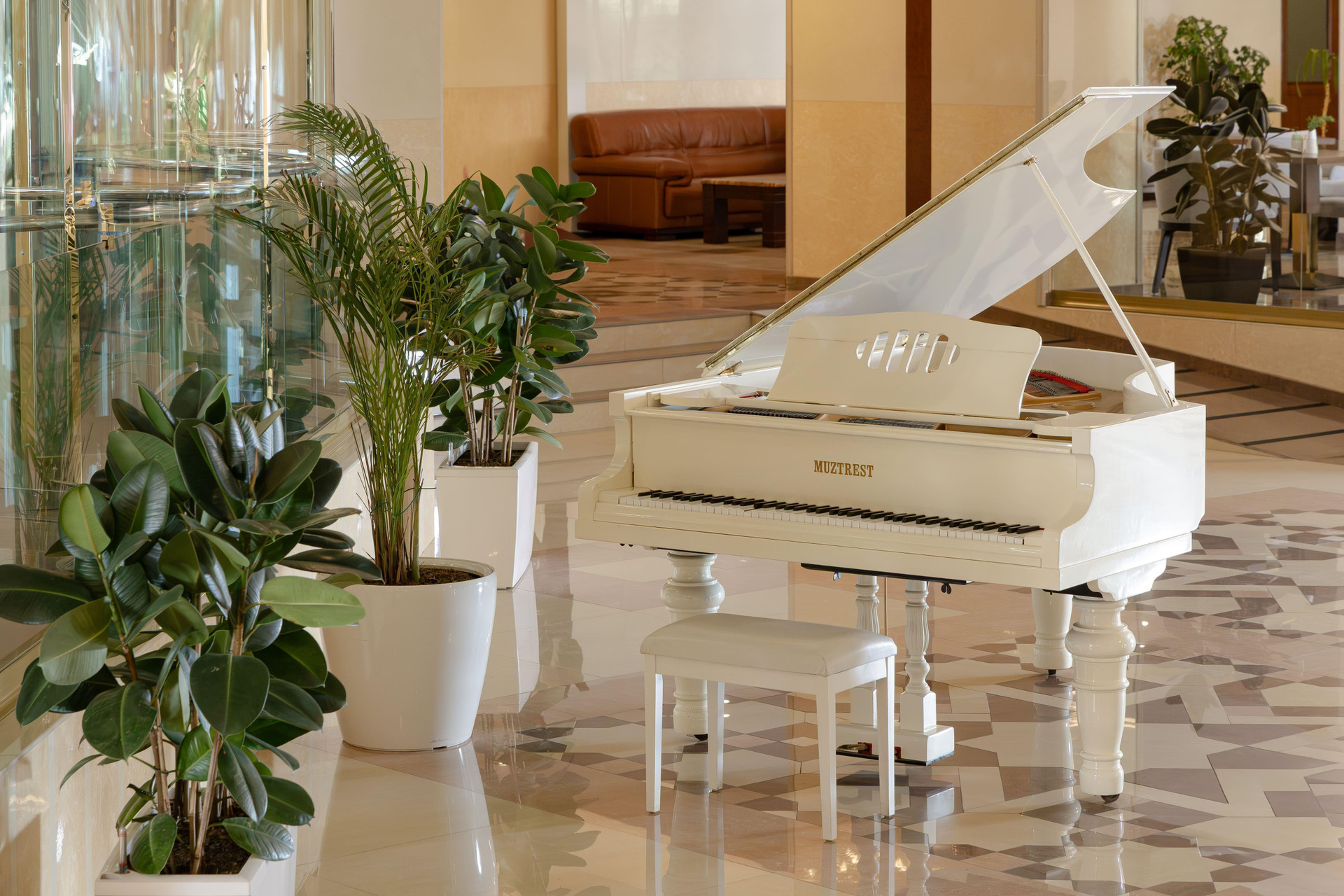 Vista Lobby Ramada Plaza Gence