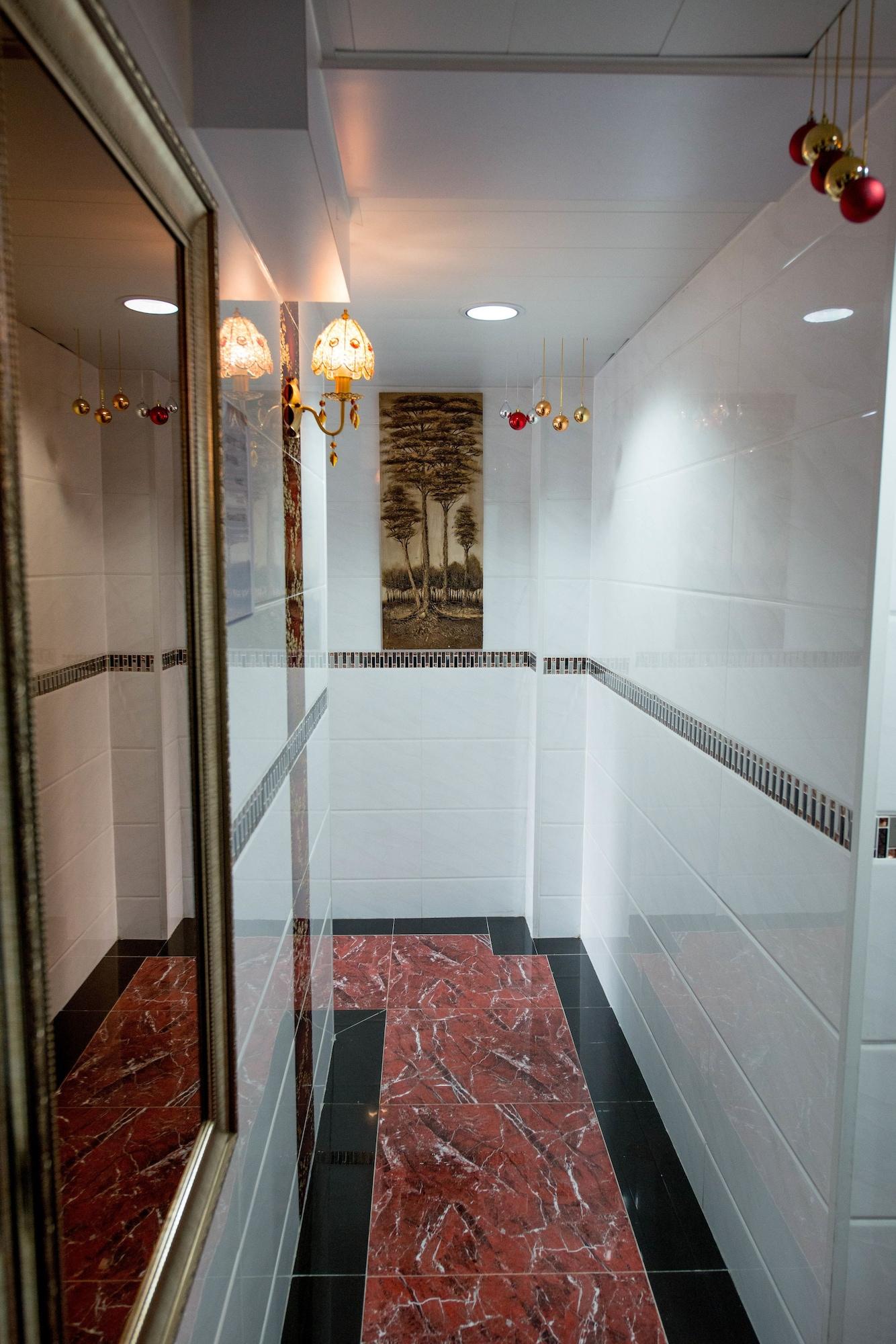 Varios Canada Hotel
