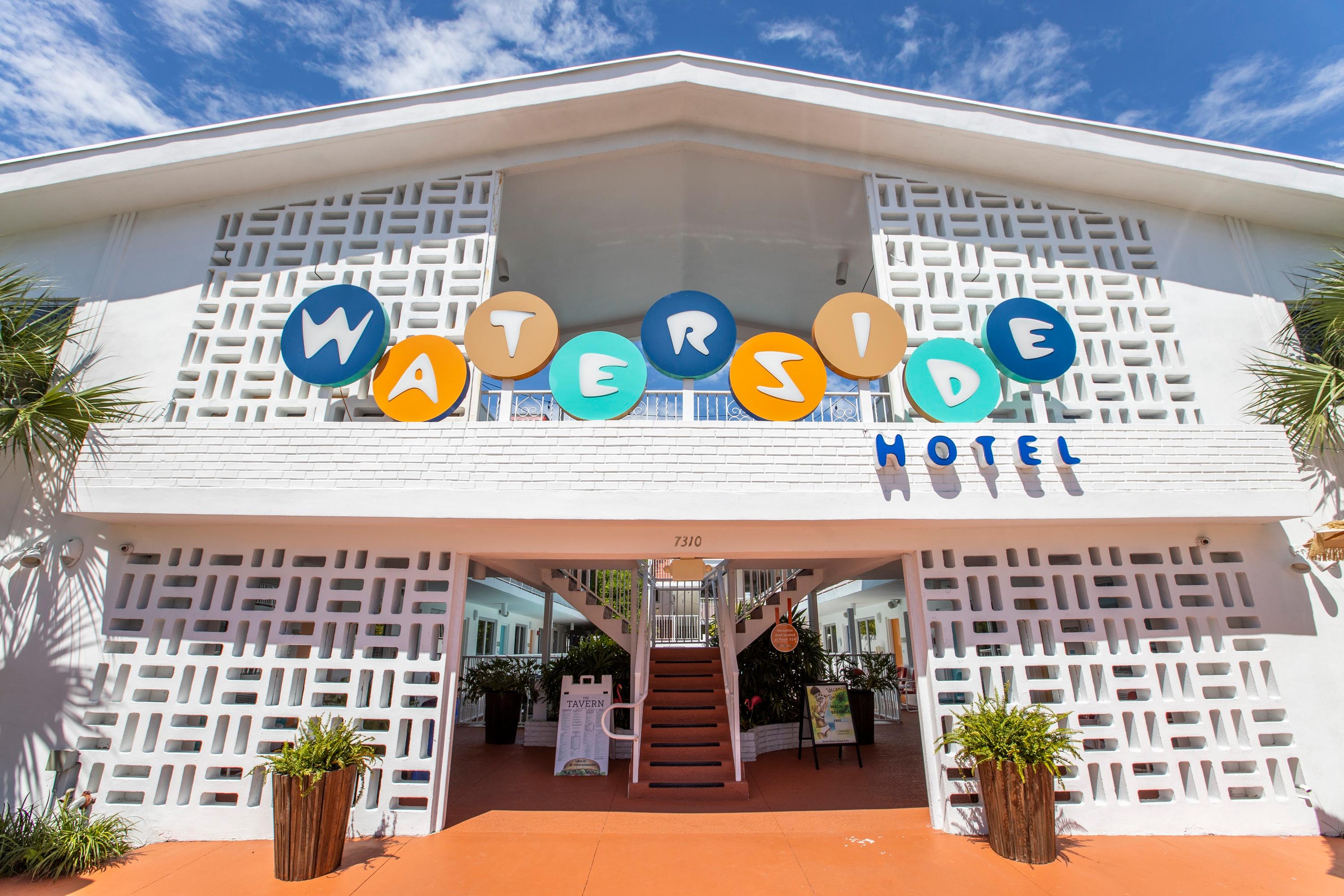Vista Exterior Waterside Hotel and Suites