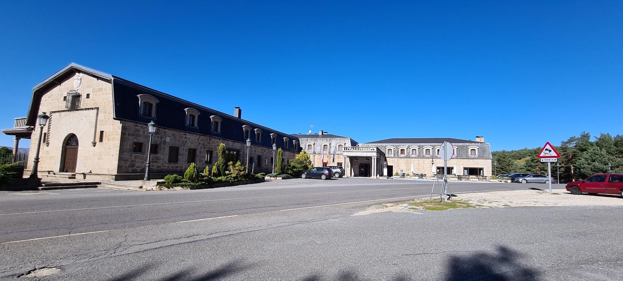 Vista Exterior Parador De Gredos