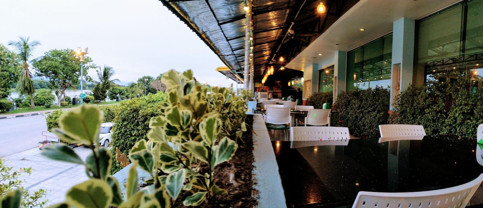 Restaurant The Viangtak Riverside Hotel