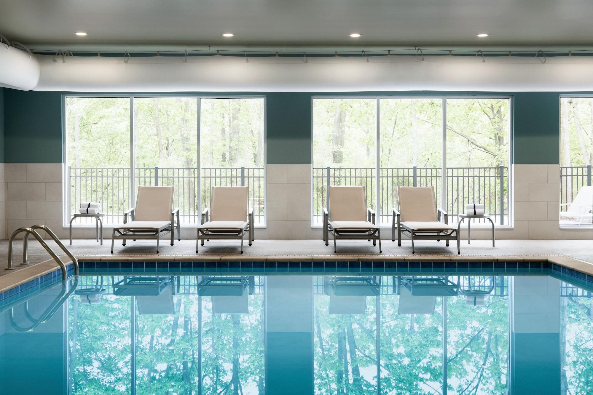 Vista Piscina Holiday Inn Express & Suites Madison by IHG