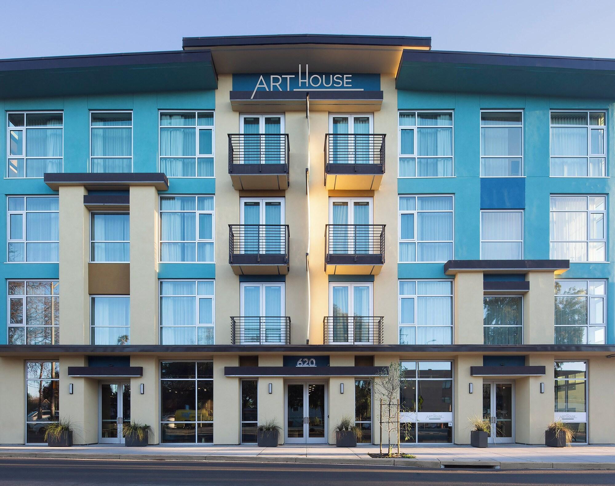 Vista Exterior Art House Hotel and Suites