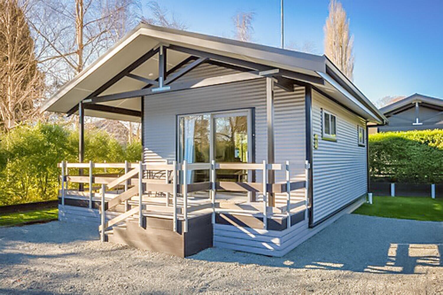 Vista Exterior Black on Grey Motel