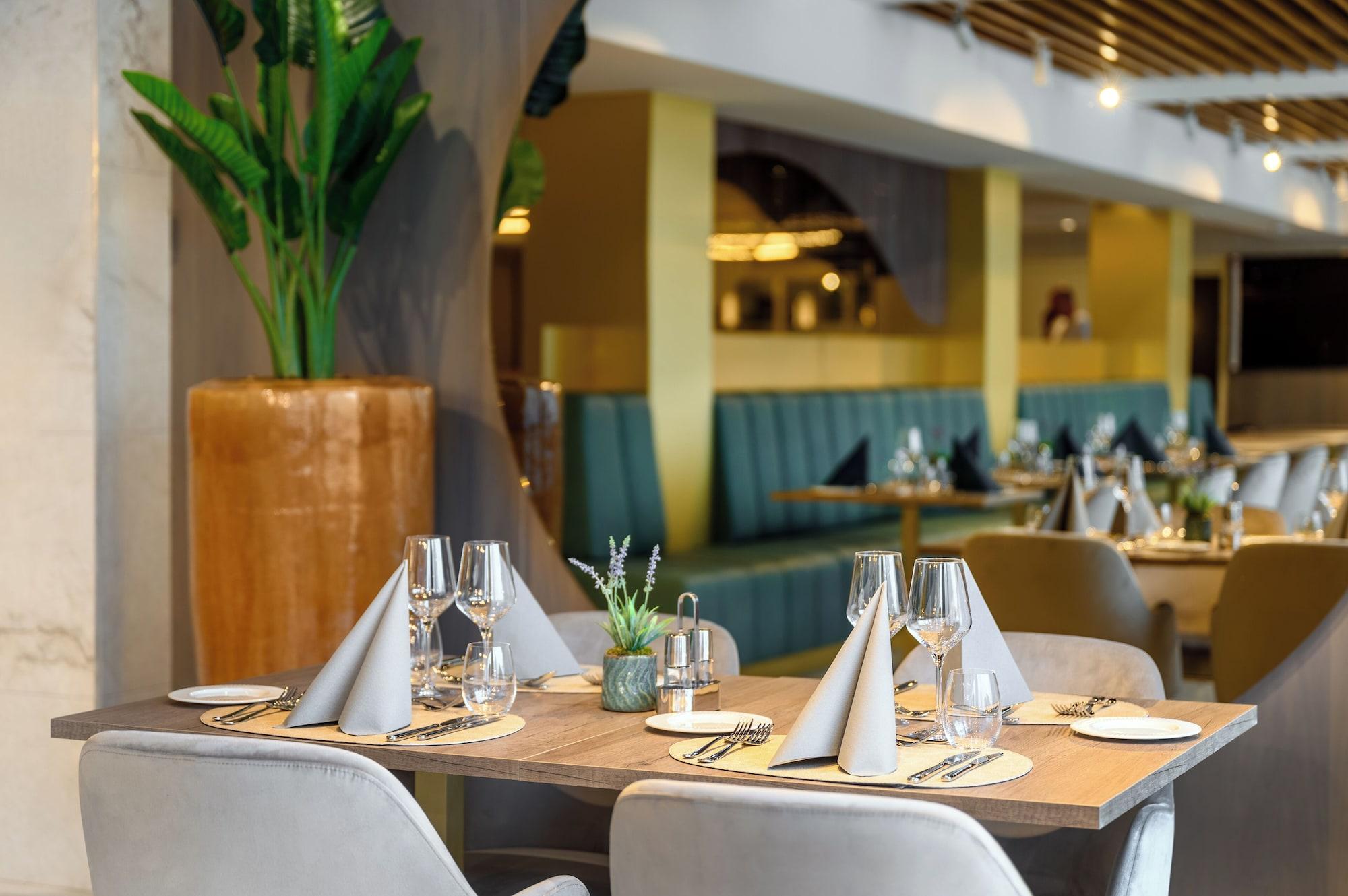 Restaurant Kenese Bay Garden Resort & Conference Hotel