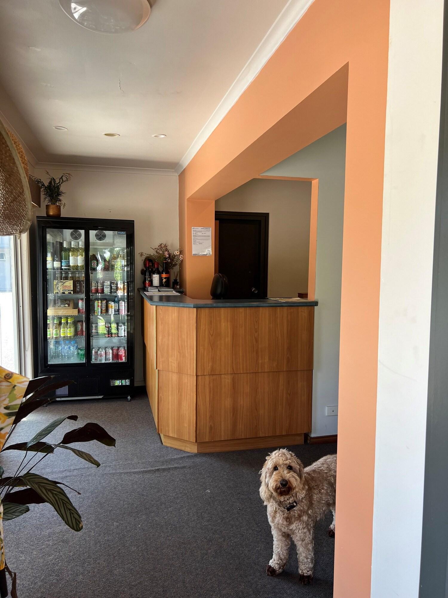 Vista Lobby Riverbank Park Motel