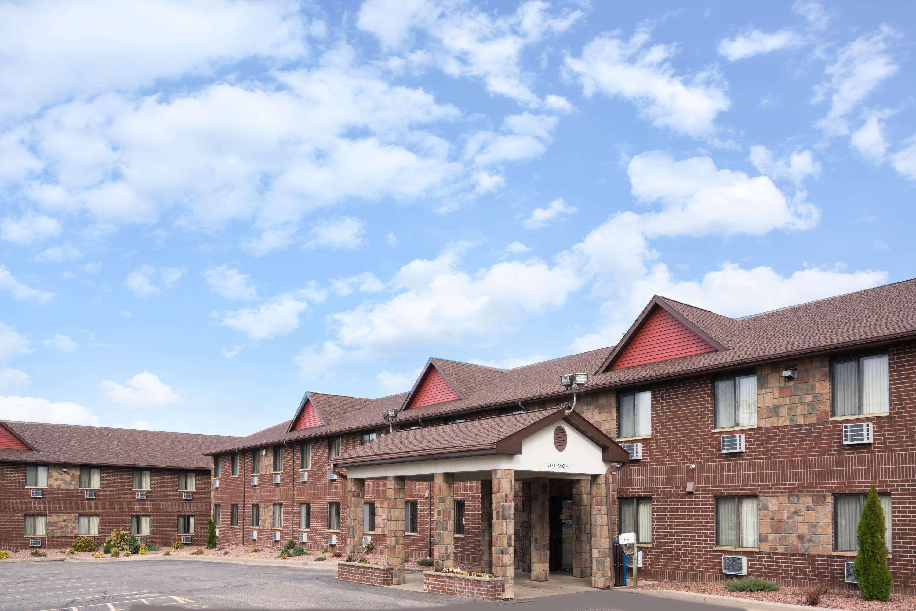 Vista Exterior Baymont by Wyndham Eau Claire WI