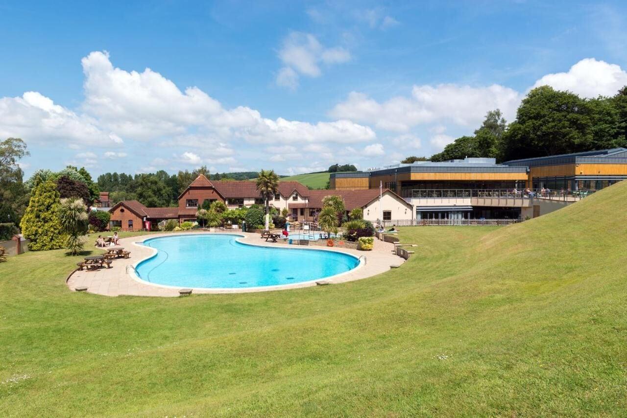 Varios Cofton Holidays