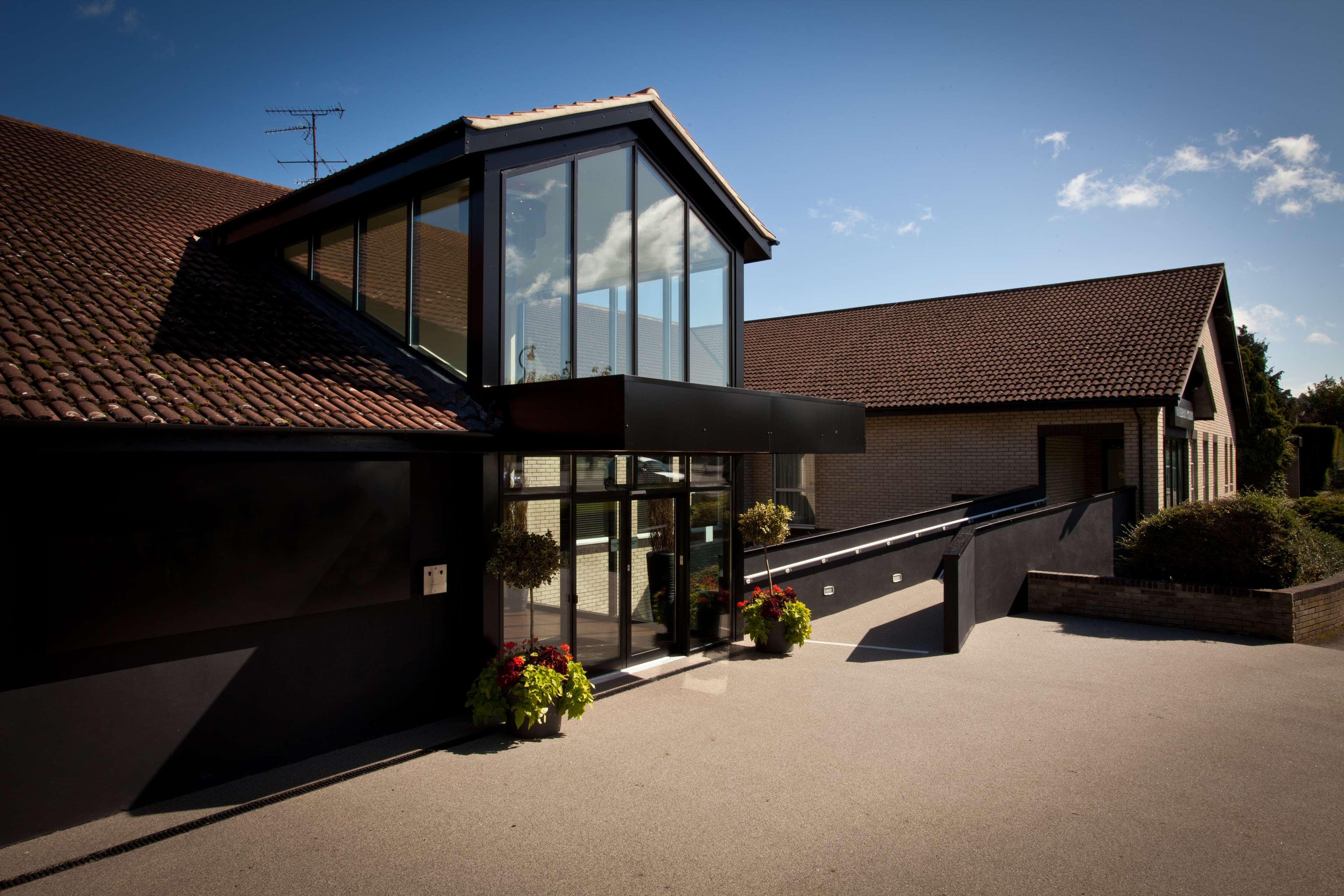 Vista Exterior Gloucester Robinswood Hotel by Sunday