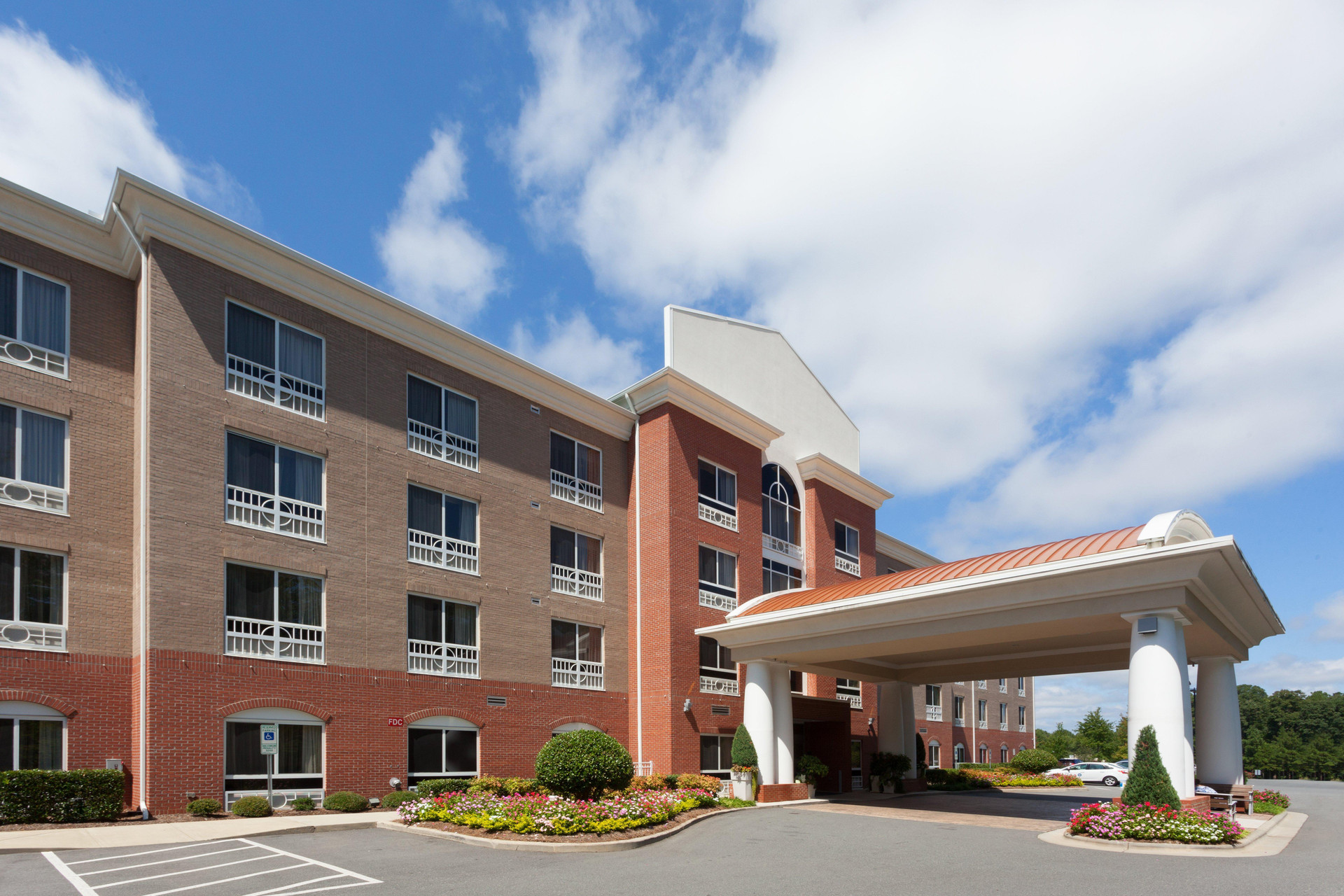 Vista Exterior Holiday Inn Express Hotel & Suites Raleigh SW NC State by IHG