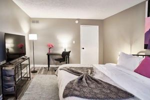 Alquiler Vacacional - Enjoy a stylish/artsy experience at this centrally-located Fishers Indiana home