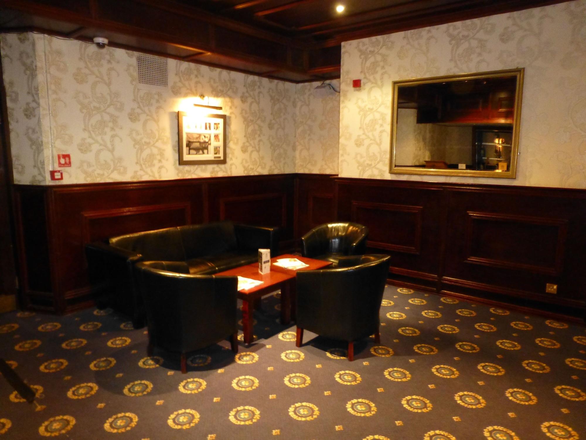 Vista Lobby Maes Manor Hotel