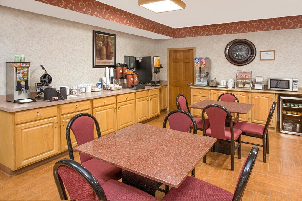 Vista Exterior Super 8 by Wyndham Three Rivers