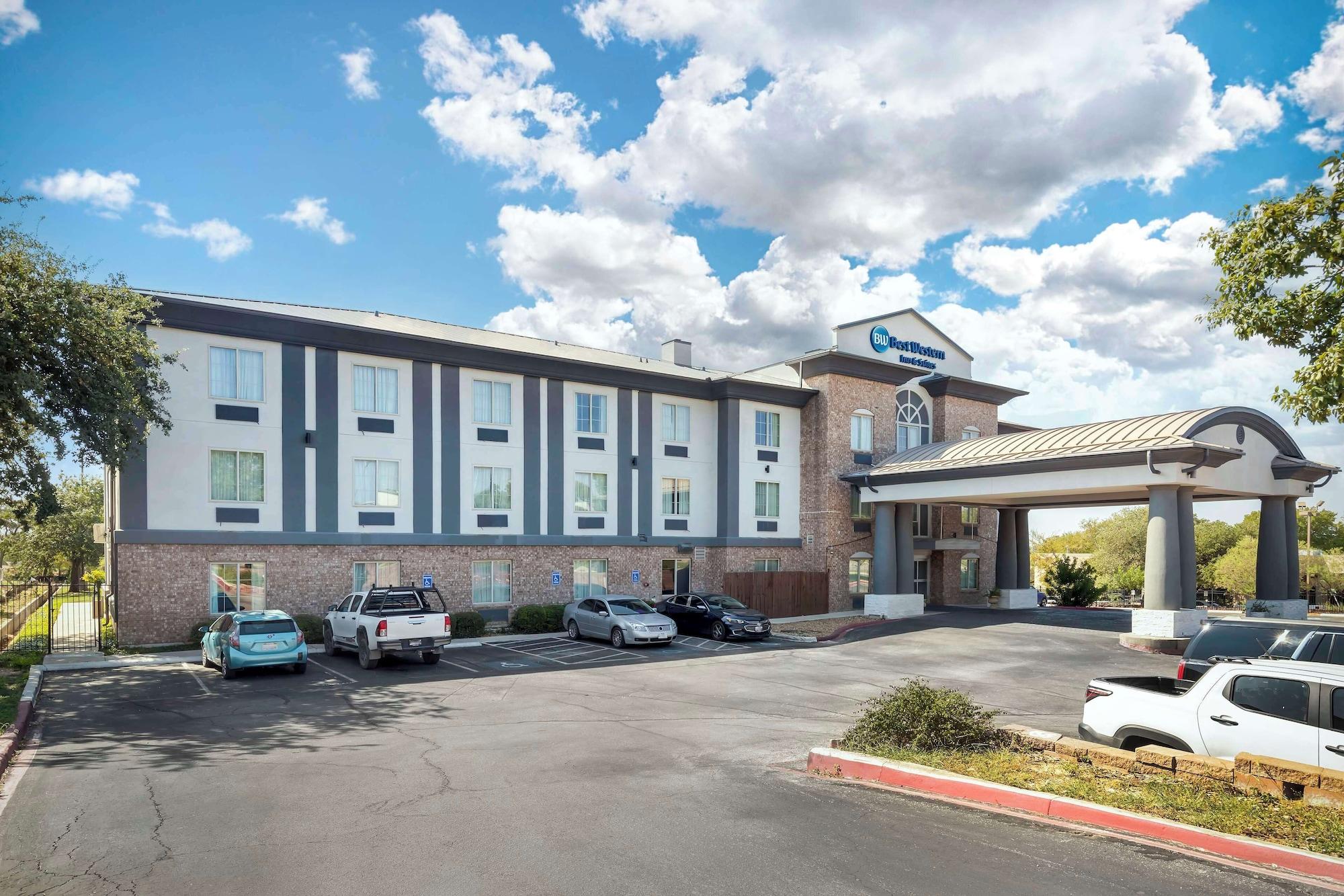 Vista Exterior Best Western Medical Center North Inn & Suites Near Six Flags