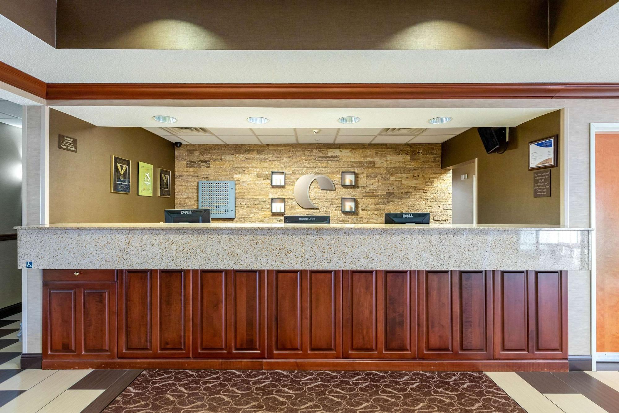 Vista Lobby Comfort Suites Stevensville - St. Joseph
