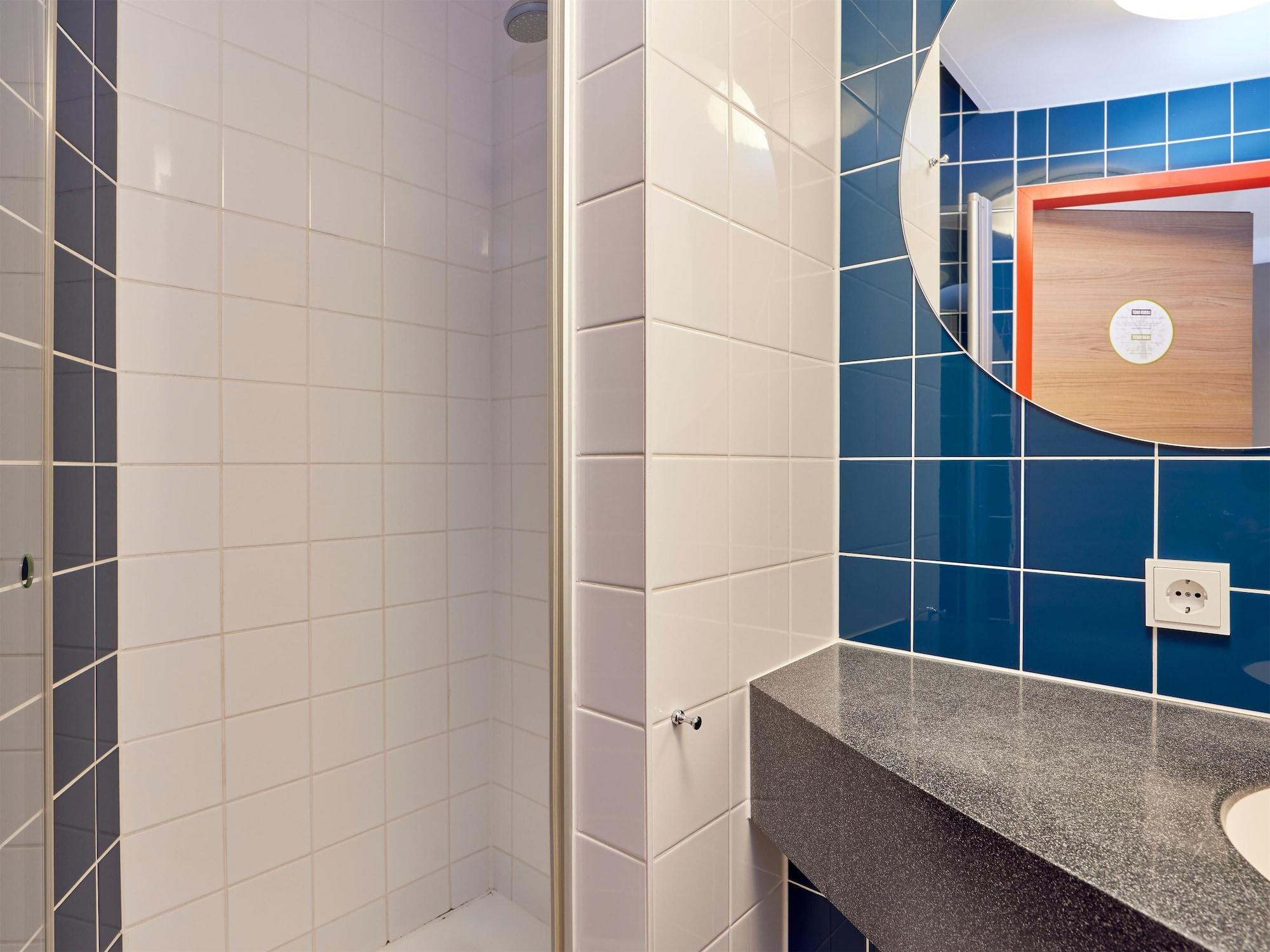 Equipamiento de Habitación B&B Hotel Saarbrücken-Hbf