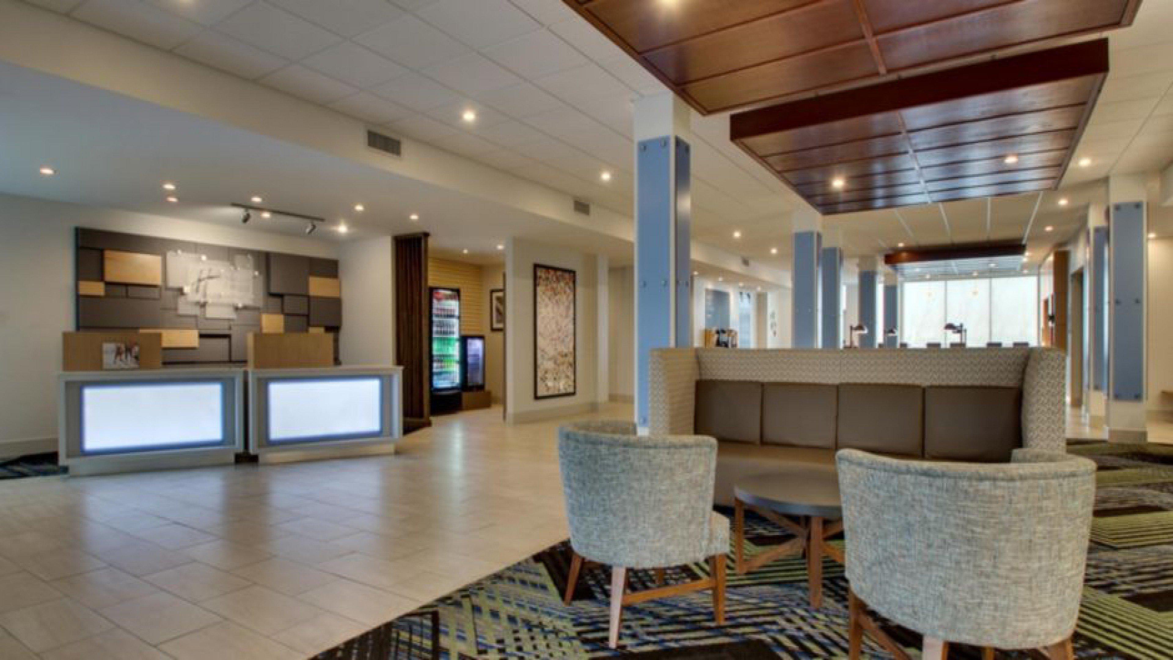 Vista Lobby Holiday Inn Express Hotel & Suites Mount Pleasant by IHG