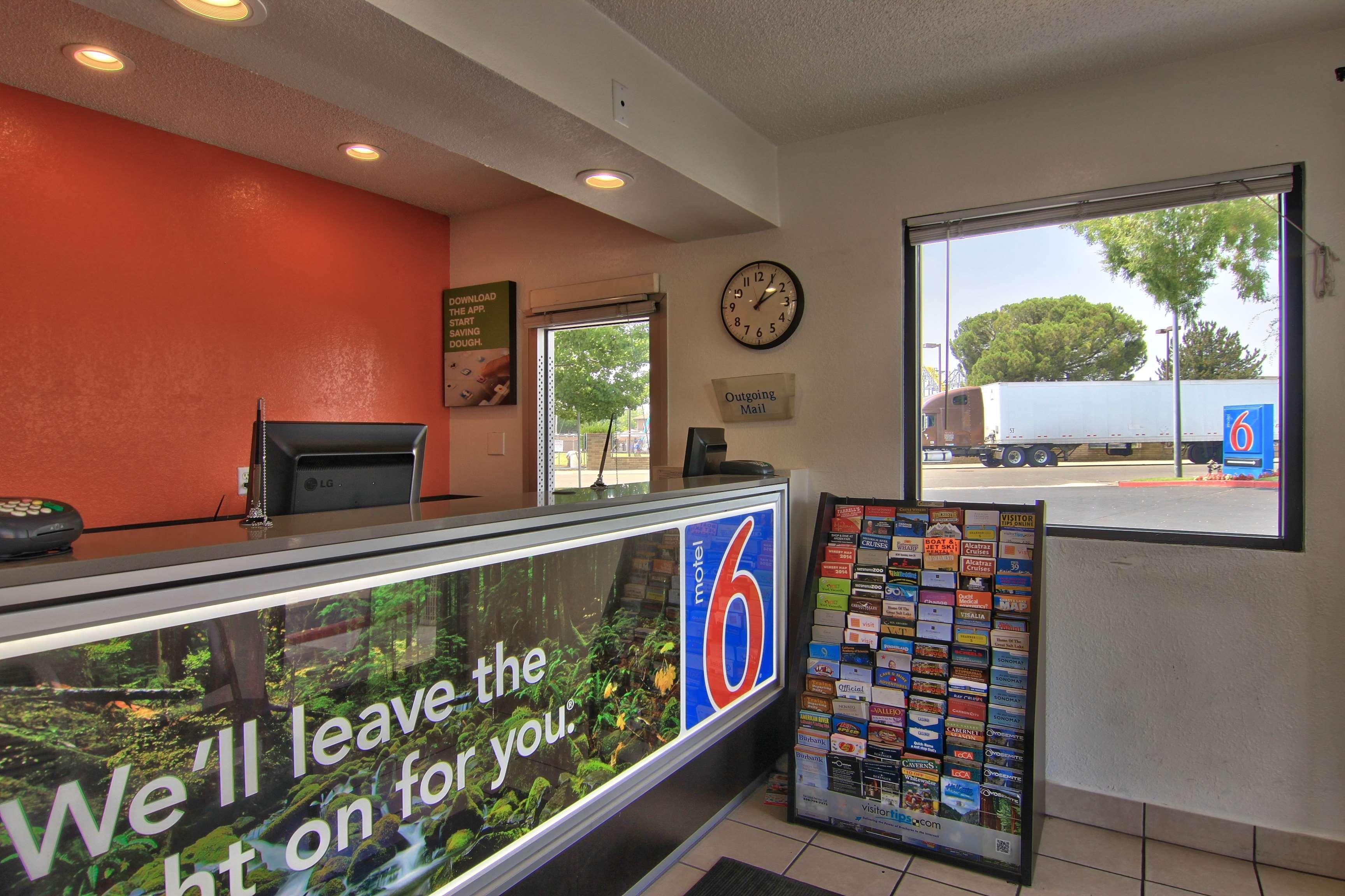Vista Lobby Motel 6 Sacramento, CA - North