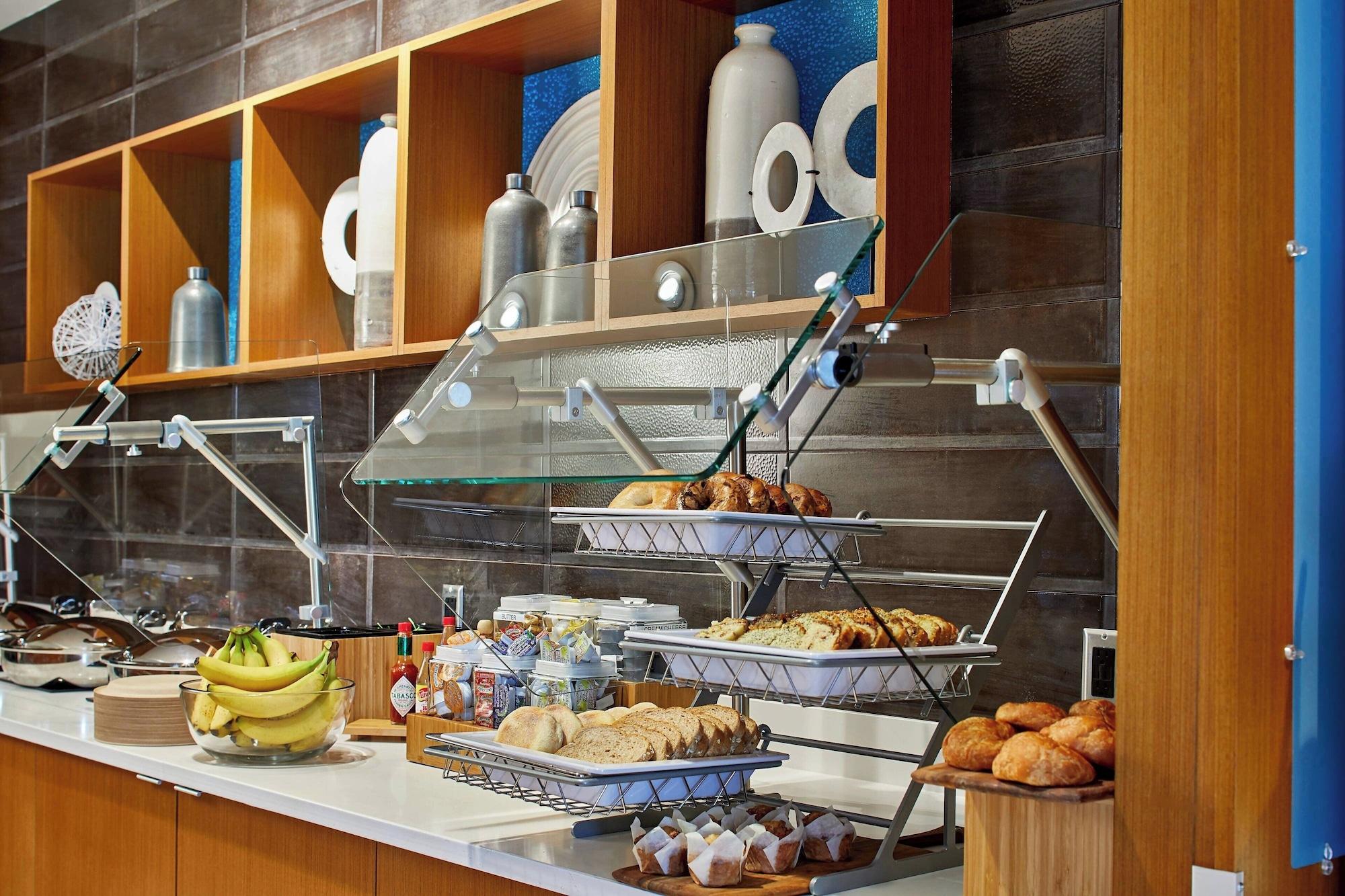 Restaurant SpringHill Suites by Marriott Charlotte at Carowinds