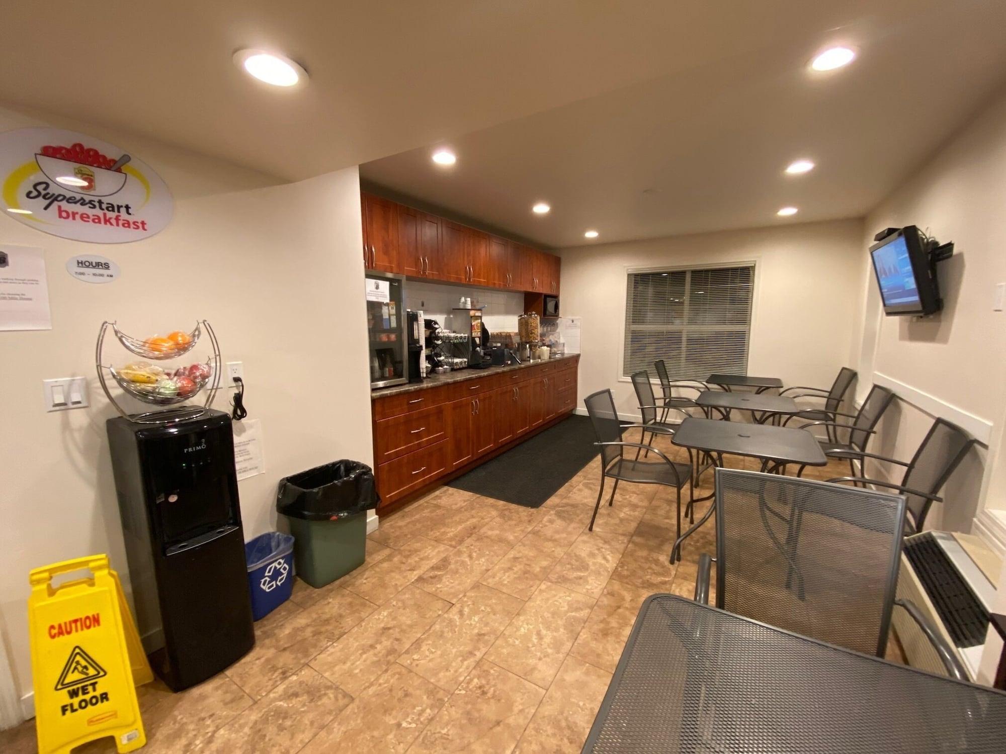 Restaurant Super 8 by Wyndham 100 Mile House