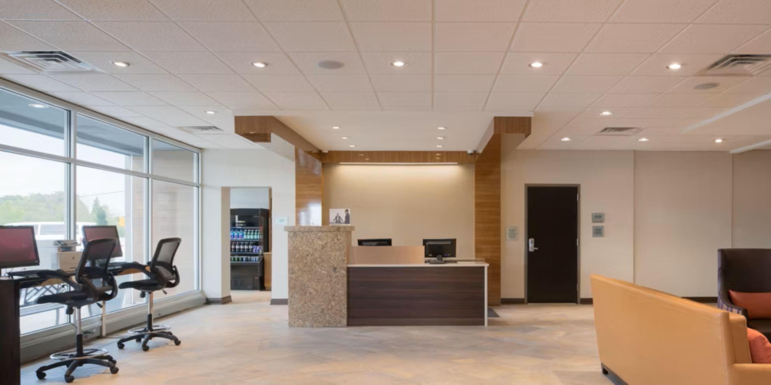 Vista Lobby Crowne Plaza Chicago SW - Burr Ridge by IHG