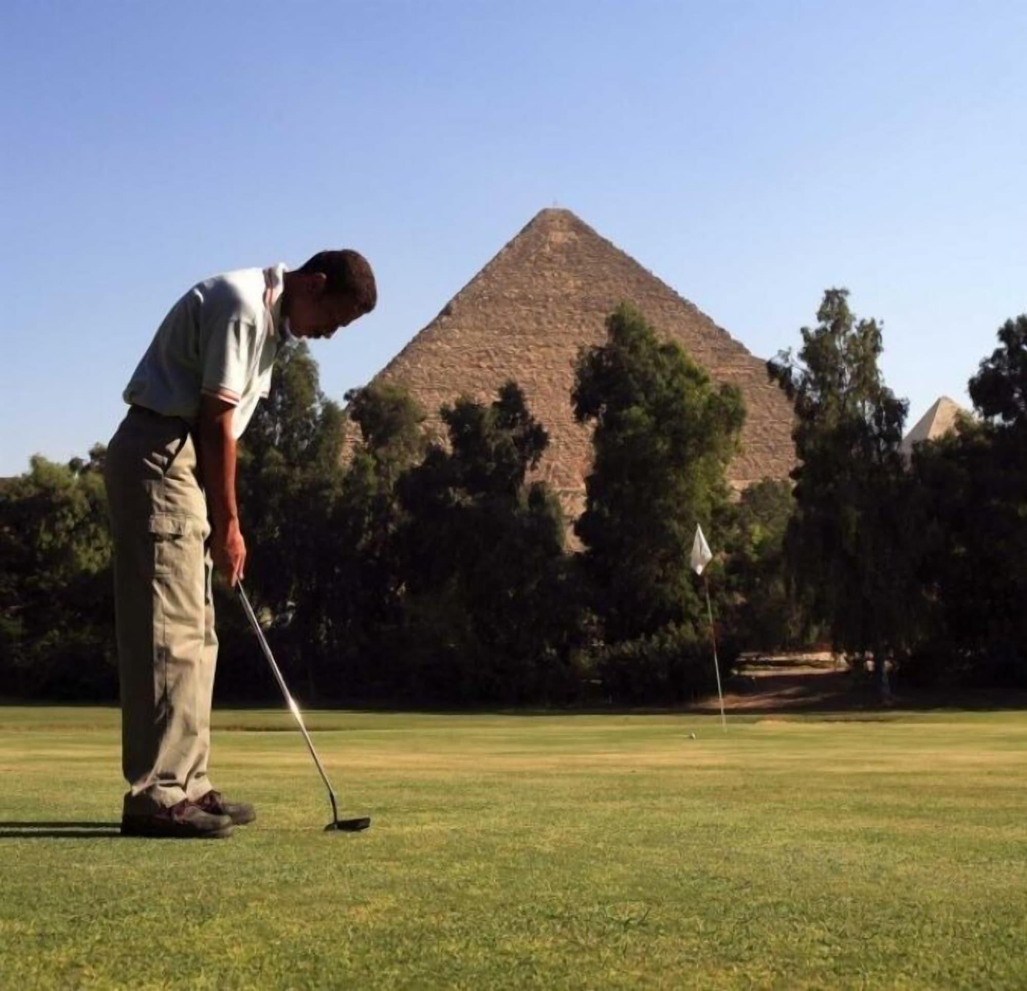 Campo de Golf Narmer Pyramids View