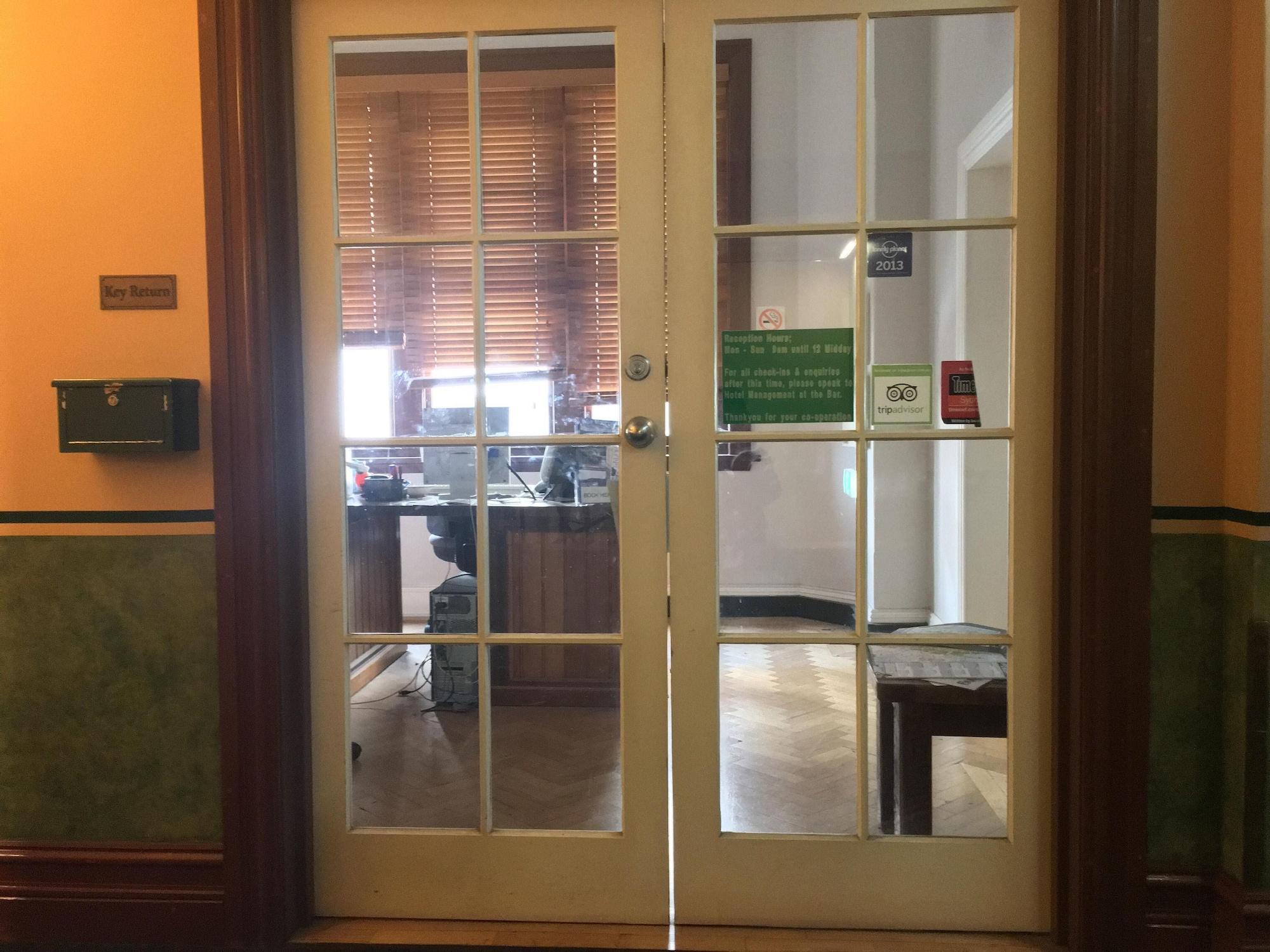 Vista Lobby O'Malley's Hotel