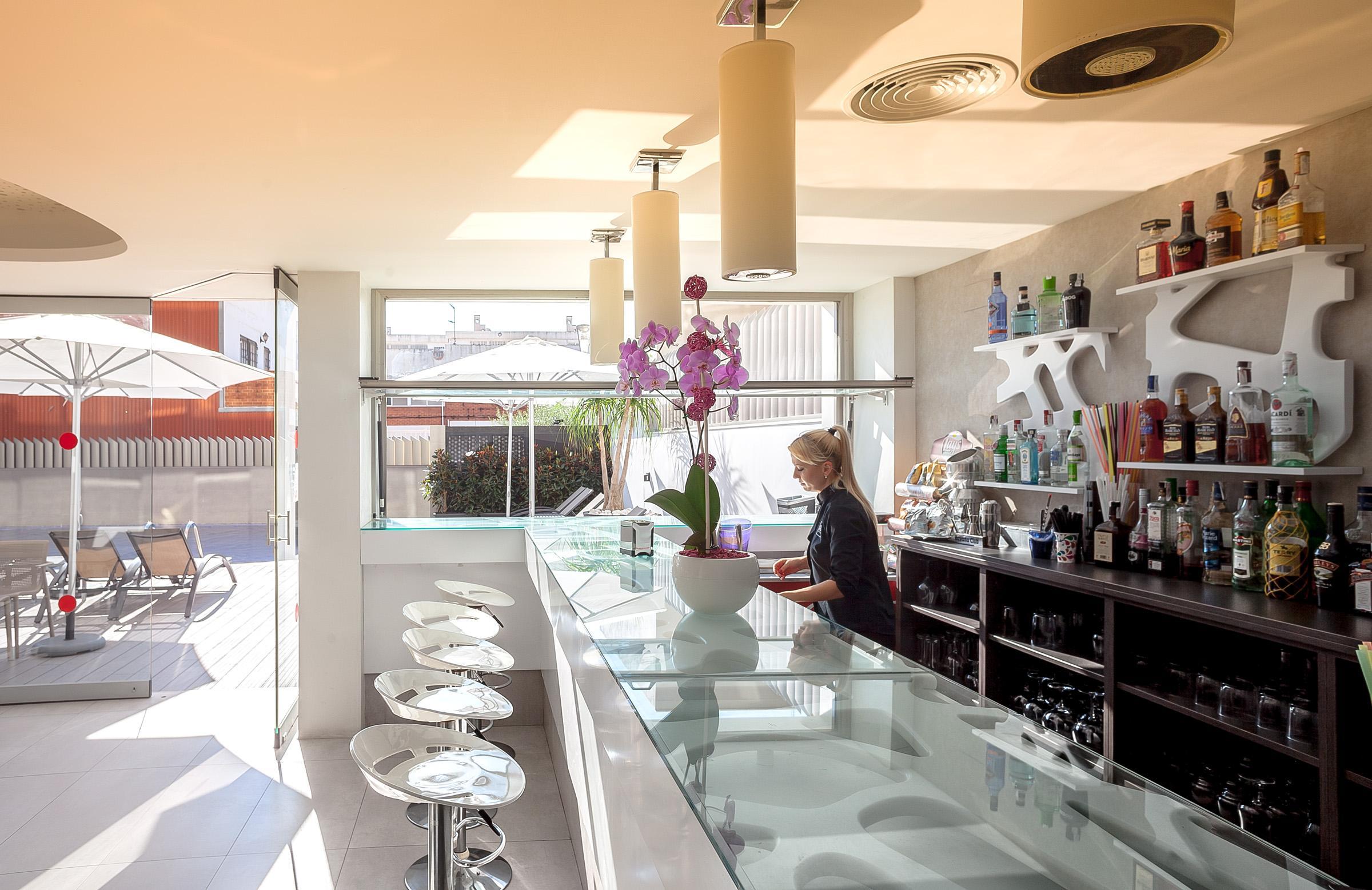 Bar/Salón Vinaros AURA