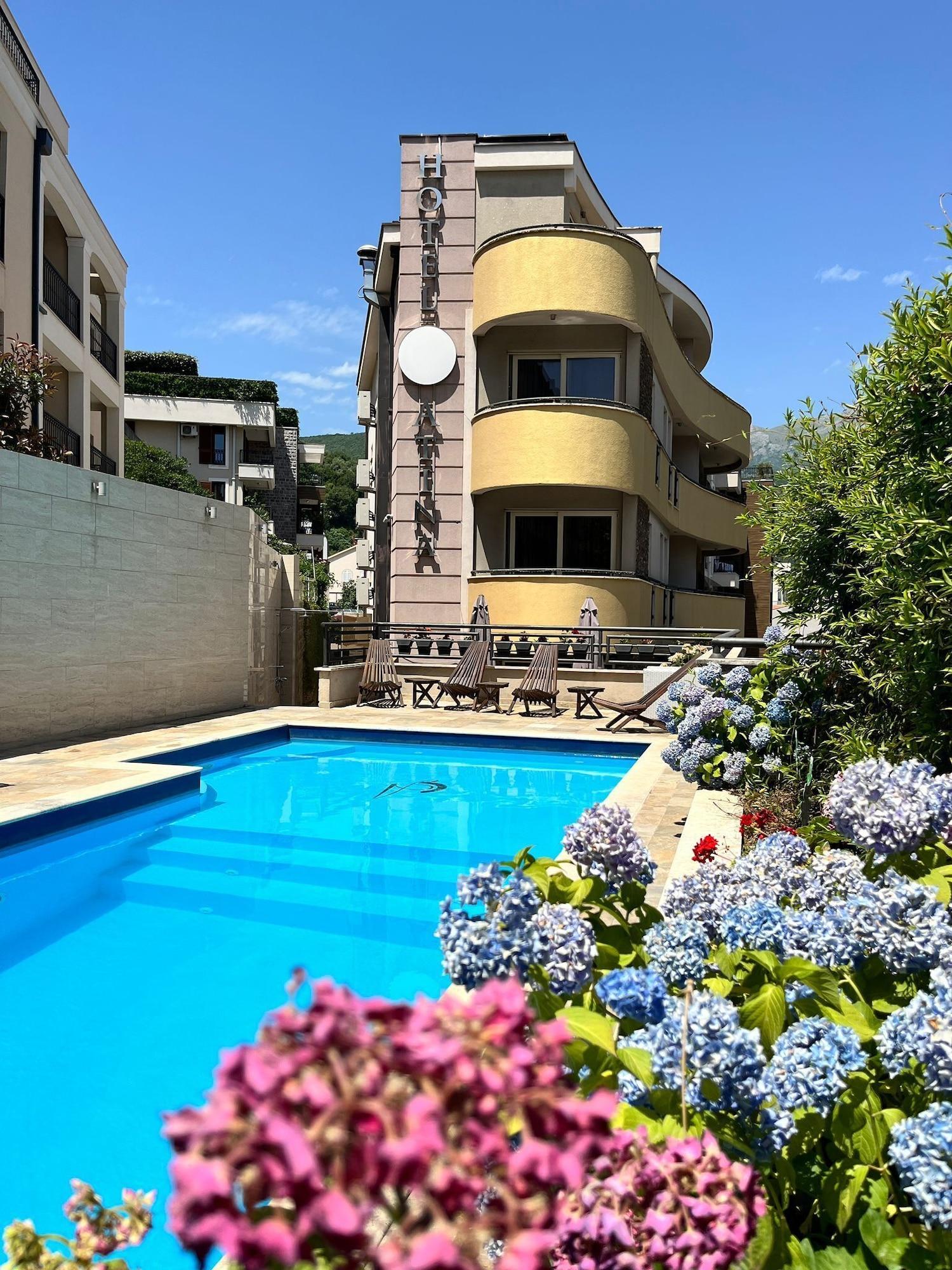 Vista Exterior Hotel Atina