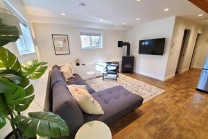 Alquiler Vacacional -   2 BEDROOM Charmer -- Minutes to downtown -- FREE Parking