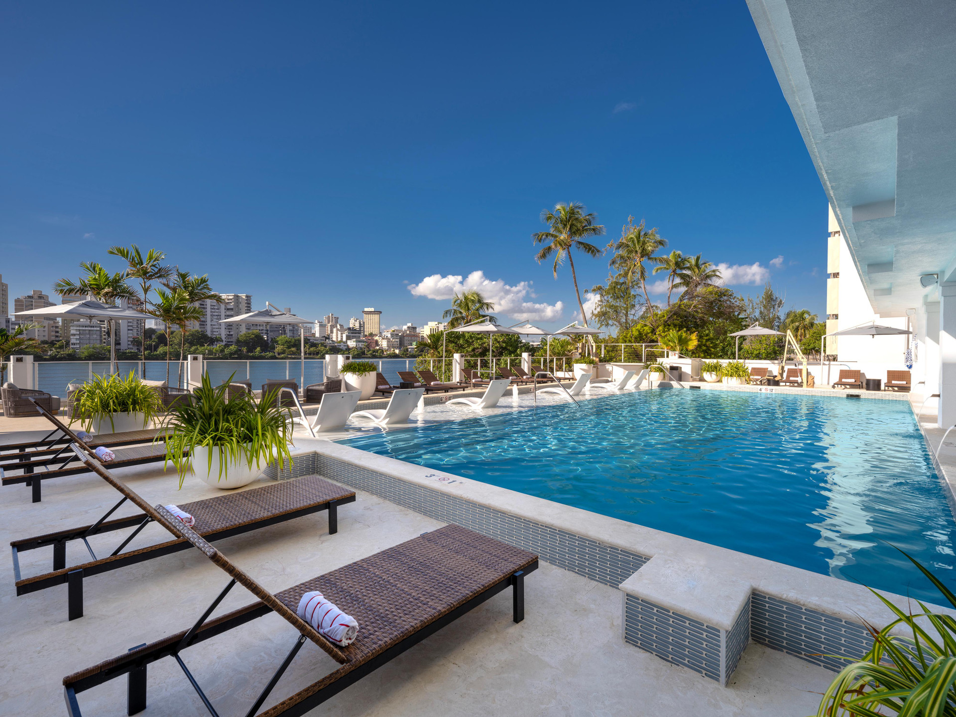 Vista Piscina Hilton Garden Inn San Juan Condado