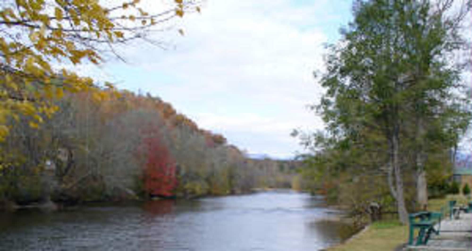 Varios Riverbend Lodging