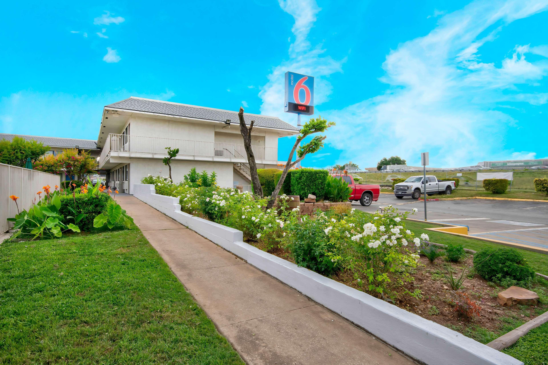 Vista Exterior Motel 6 Austin, TX - North