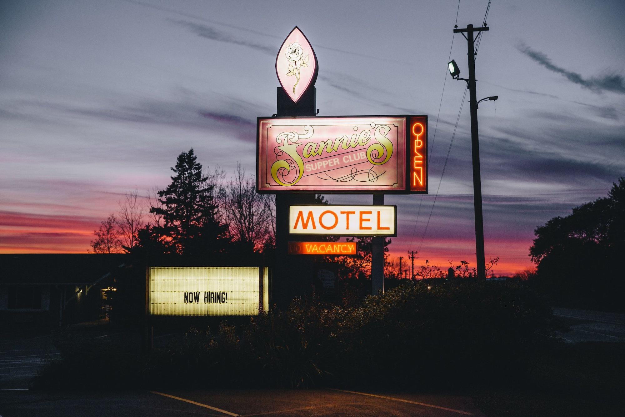 Vista Exterior Fannies Supper Club and Motel