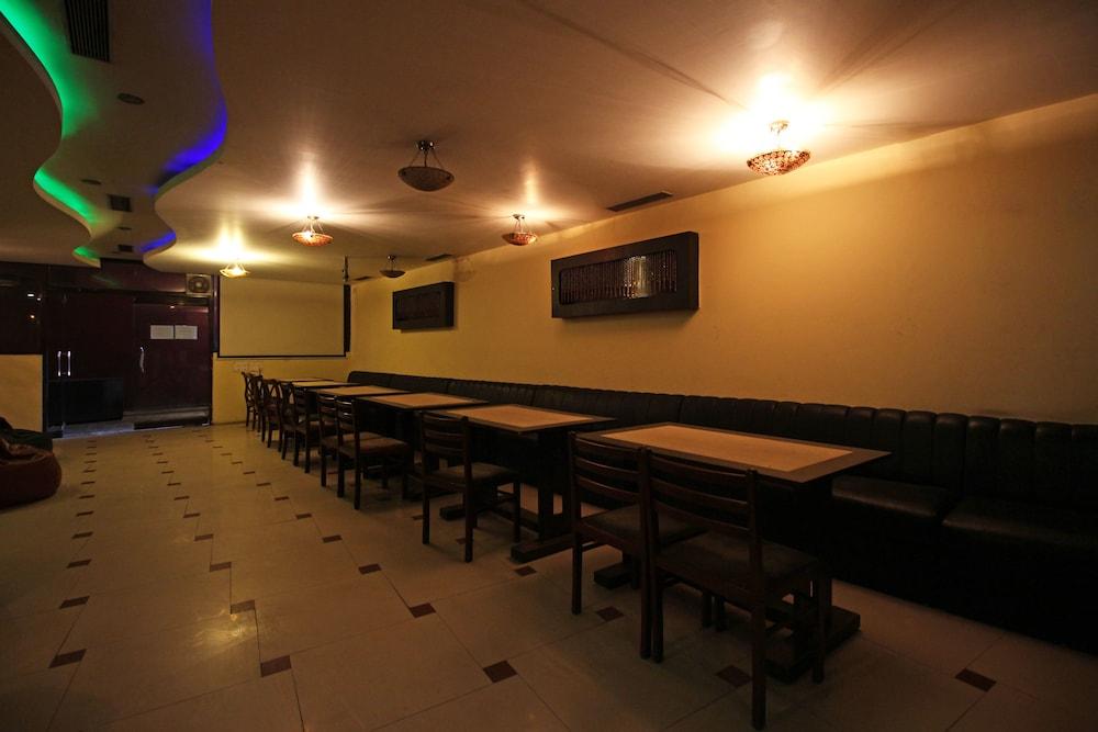 Bar/Salón OYO 8132 Hotel Kukreja