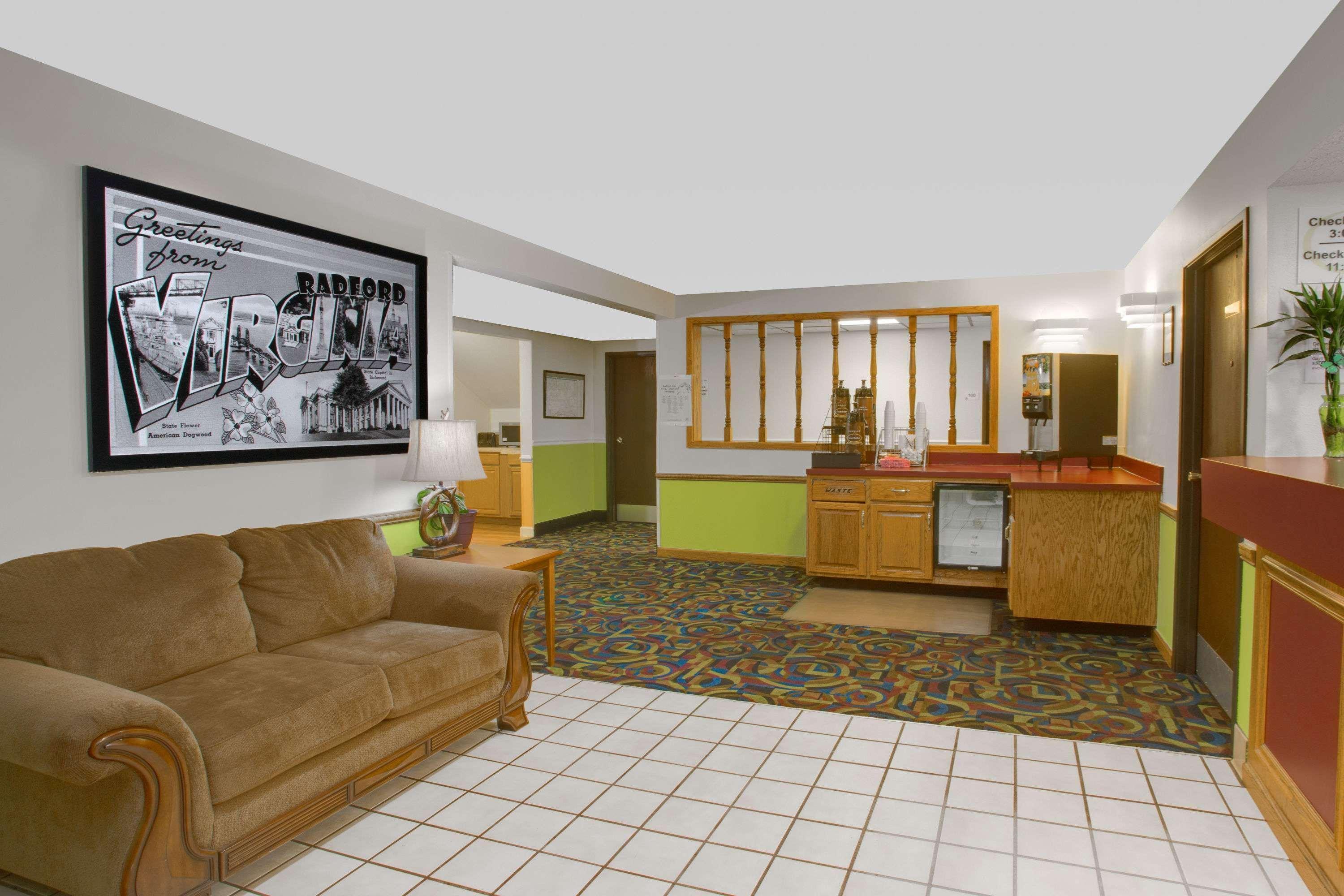 Vista Lobby Super 8 by Wyndham Radford VA