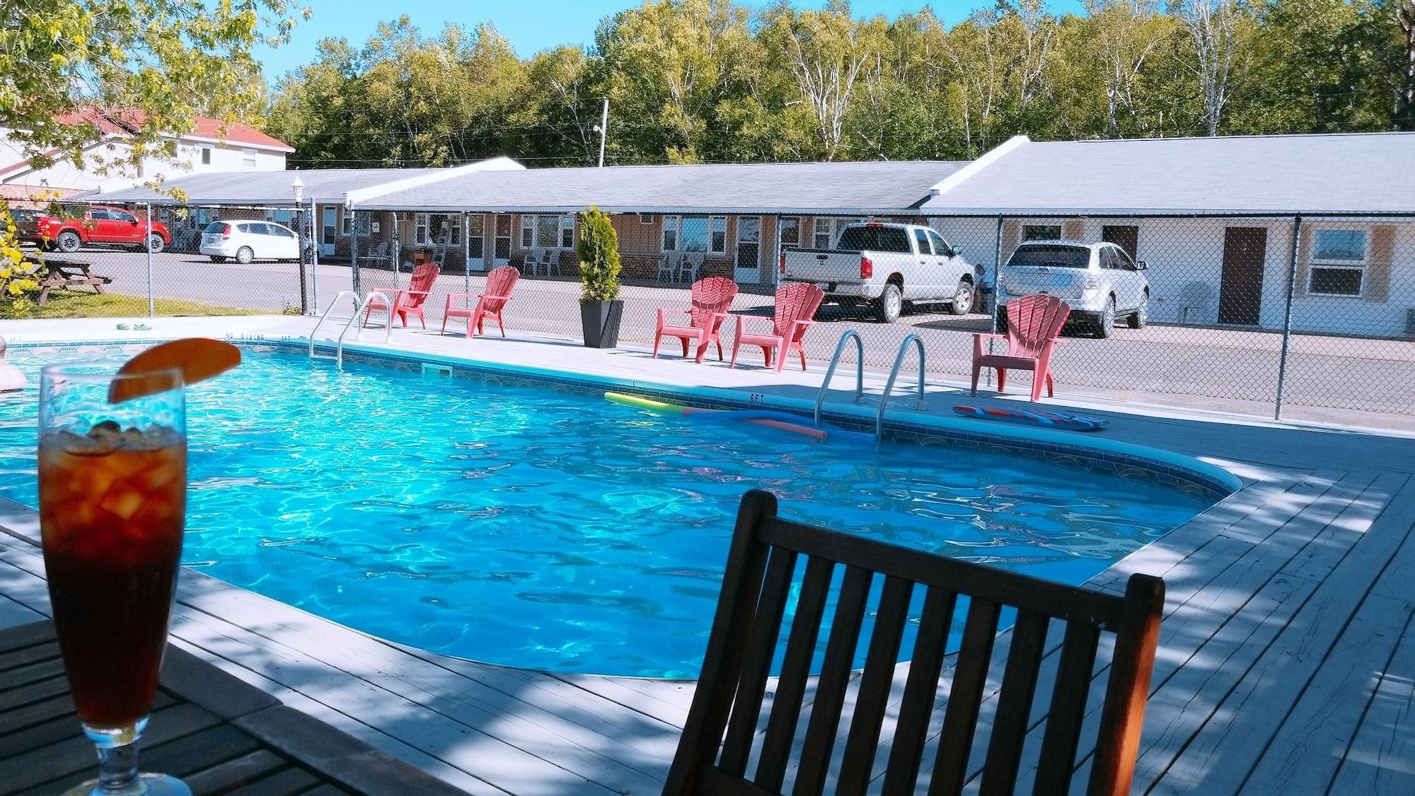 Vista Piscina Silverwood Inn & Suites