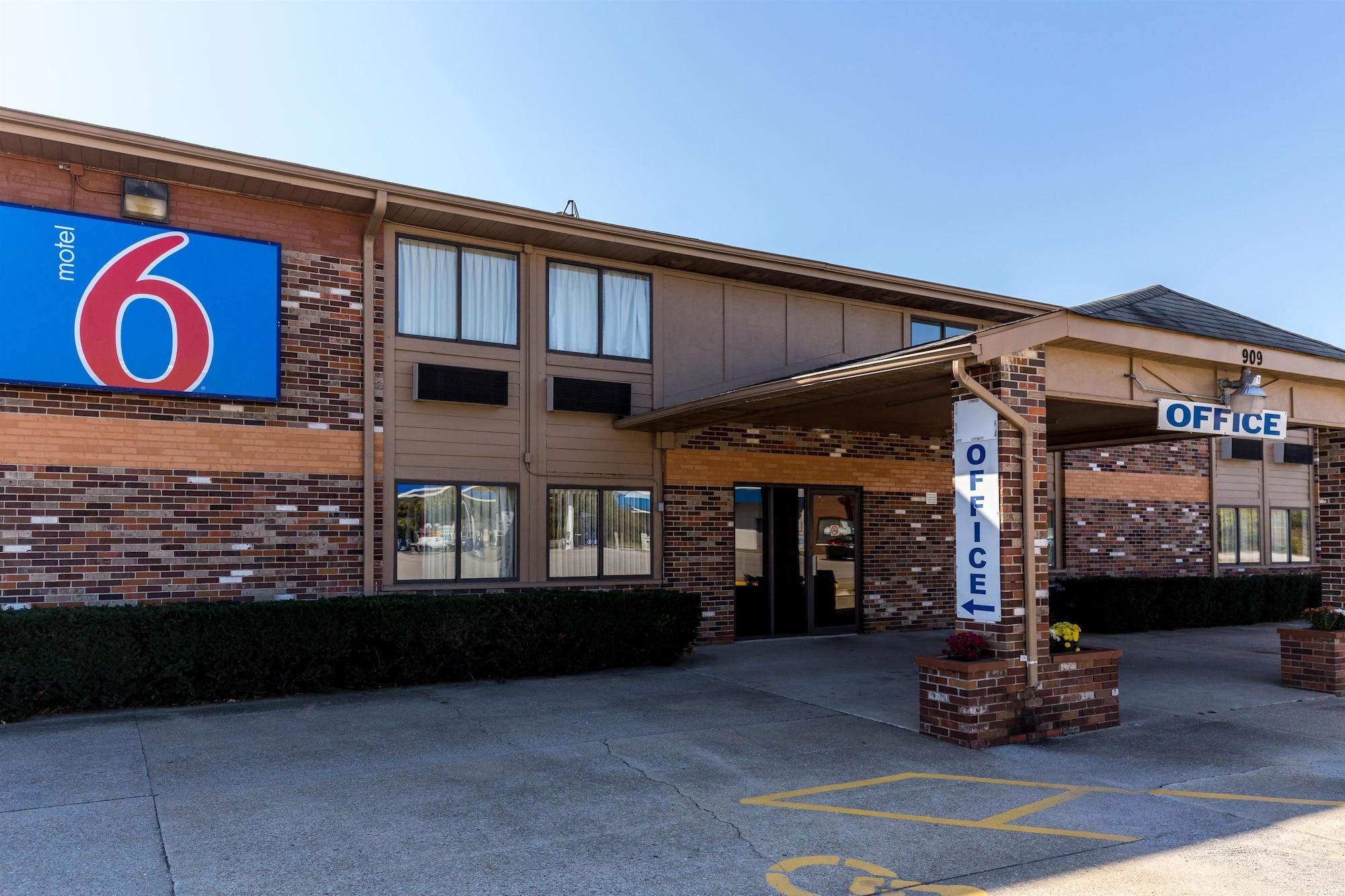 Vista Exterior Motel 6 Troy, IL