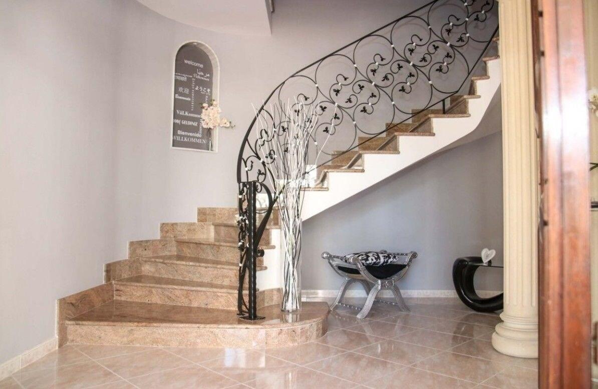 Vista Lobby Black & White