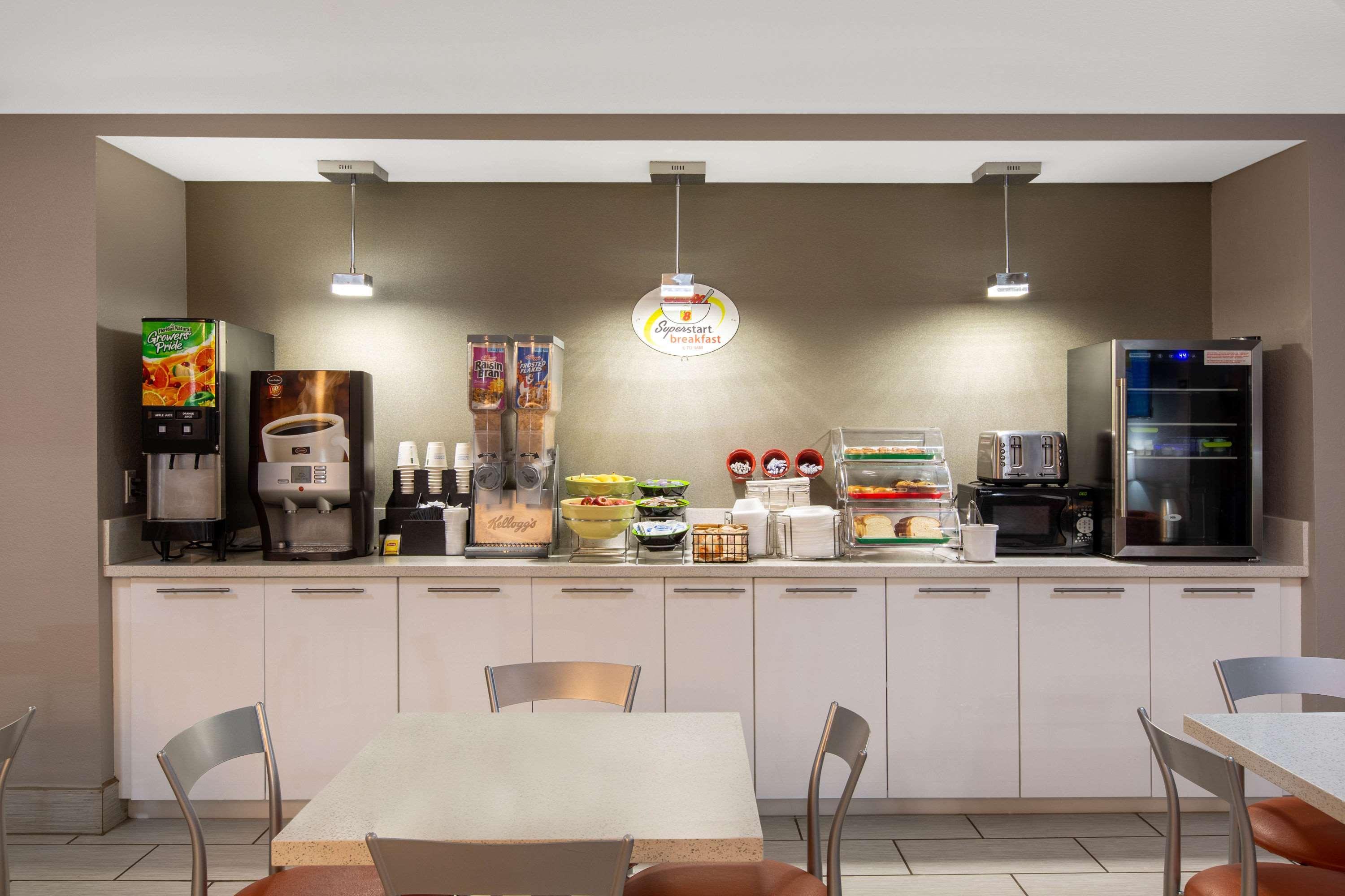 Restaurant Super 8 By Wyndham Ottawa