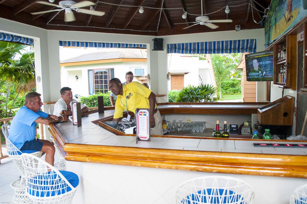 Bar/Salón CocoLaPalm Seaside Resort