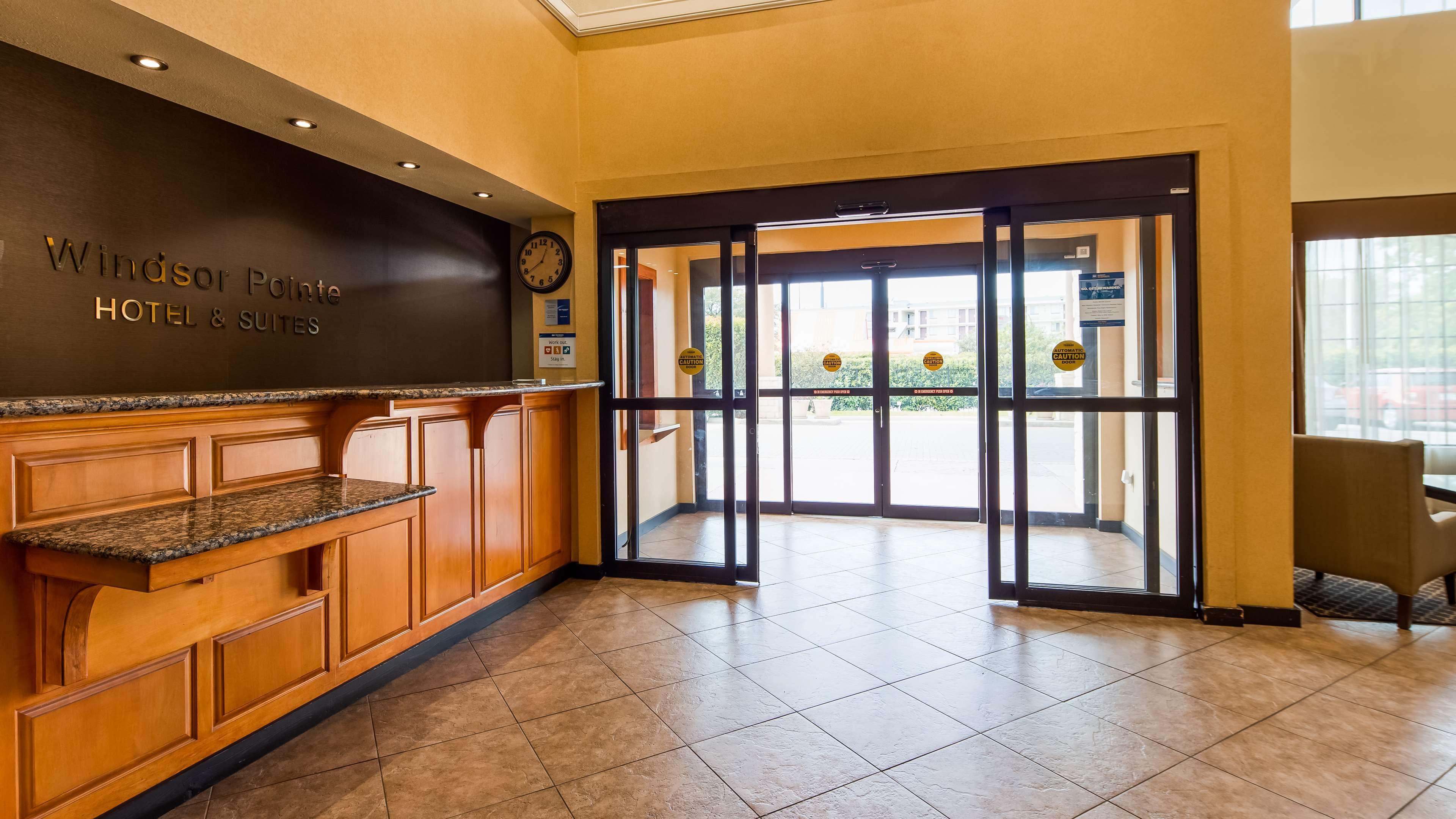 Vista Lobby Best Western Windsor Pointe Hotel & Suites-Frost Bank Center