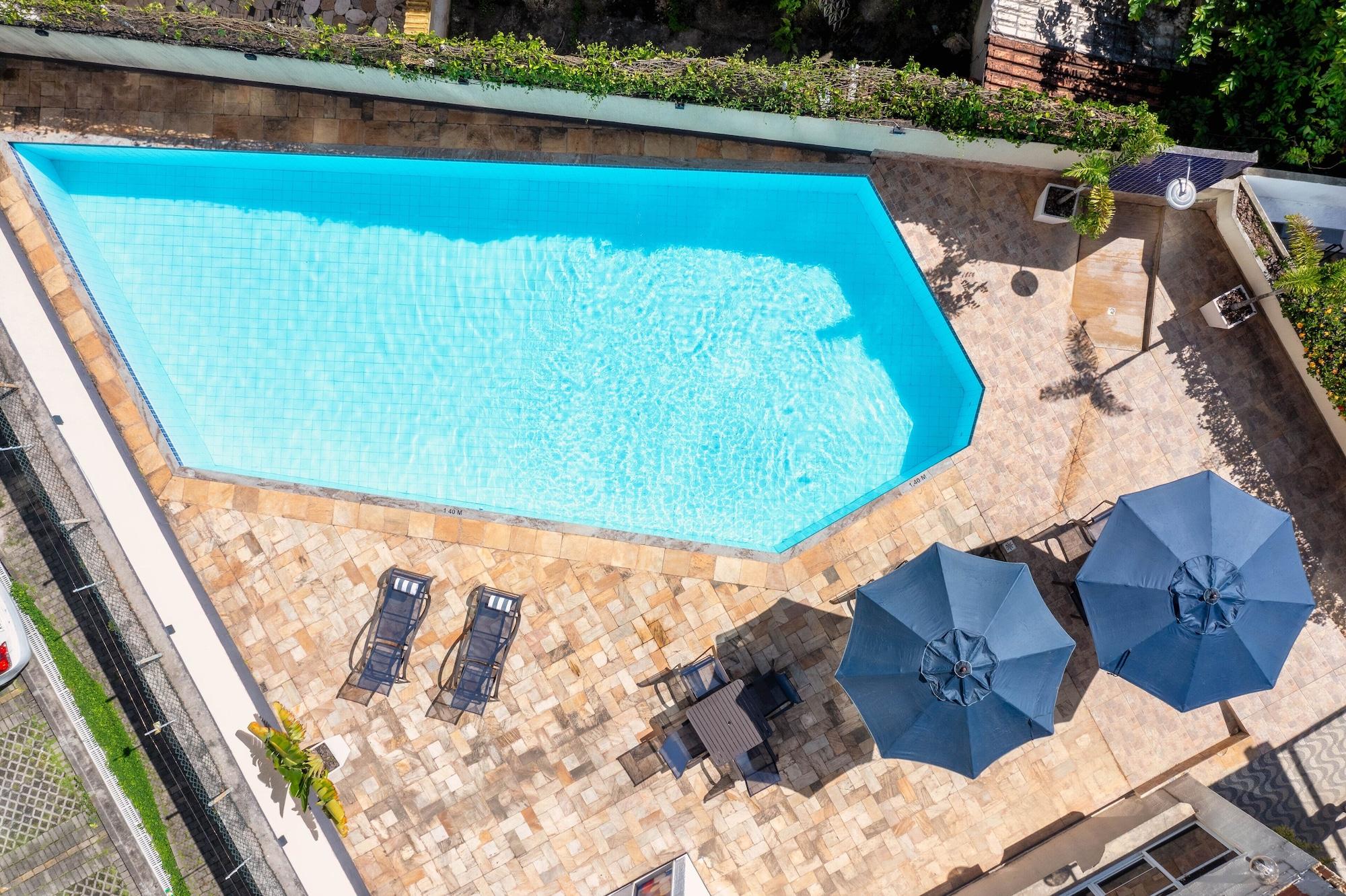 Vista da piscina DOM Barra Hotel