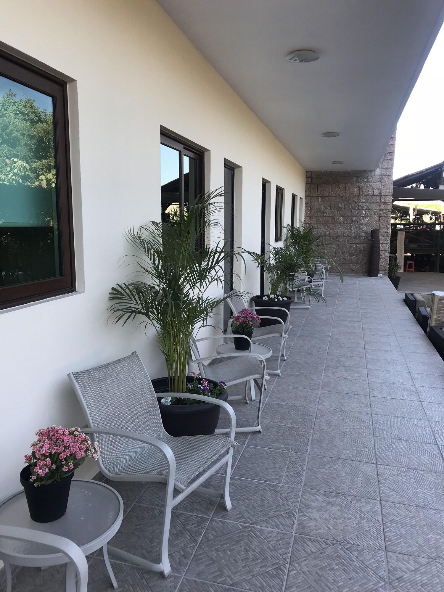 Varios Navola Inn