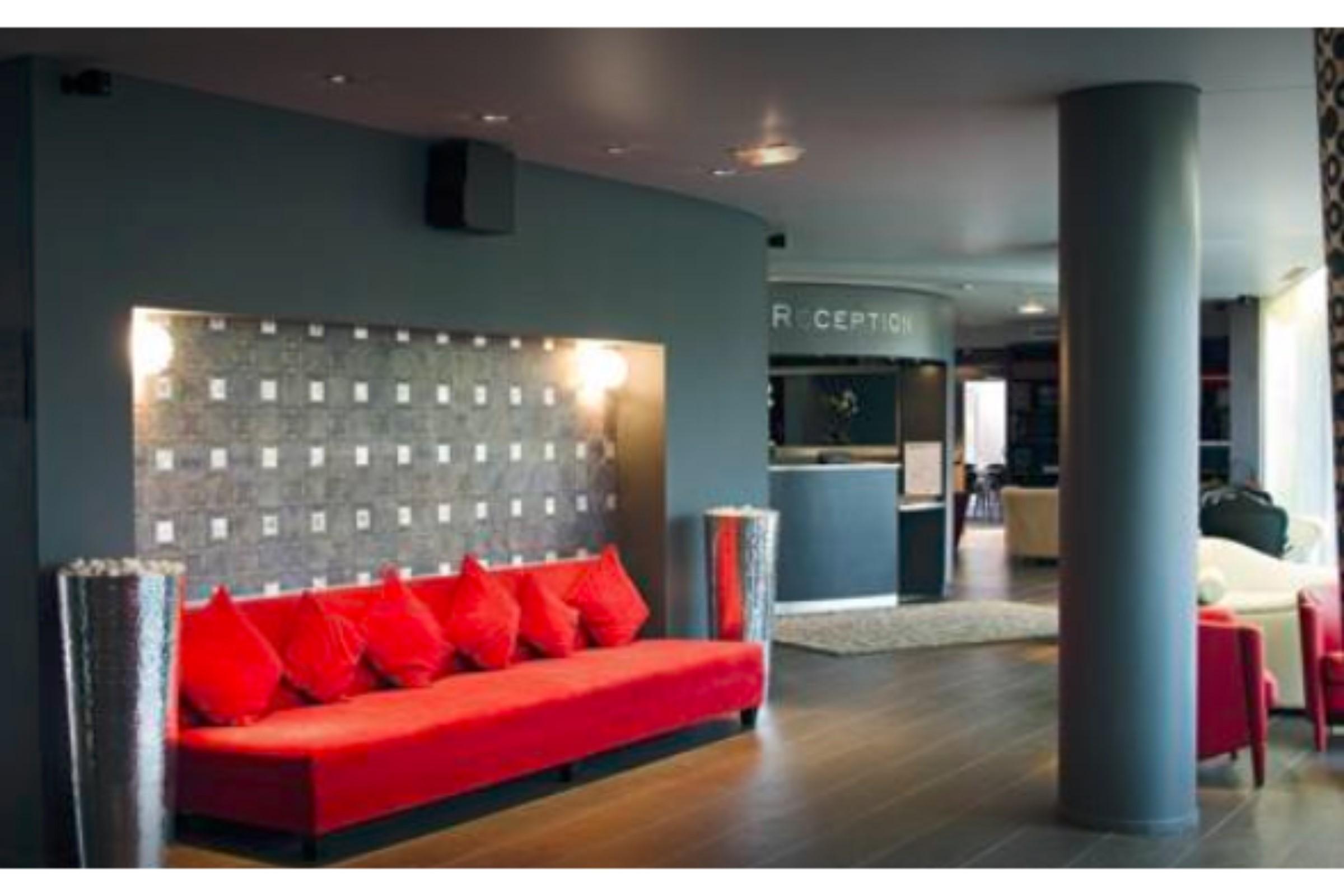 Vista Lobby Standing Hotel Suites